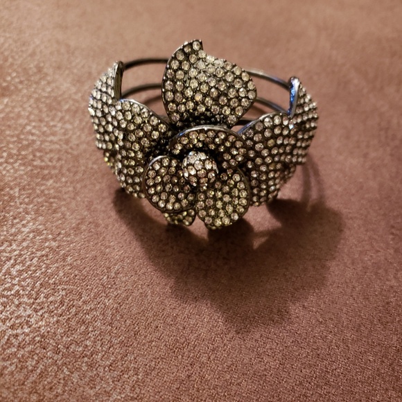 Rose shape crystal bangle - Picture 1 of 5